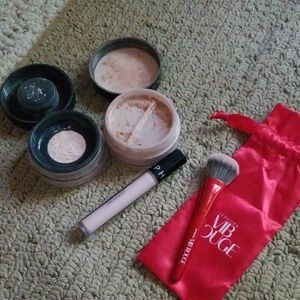 Illuminating and blurring items